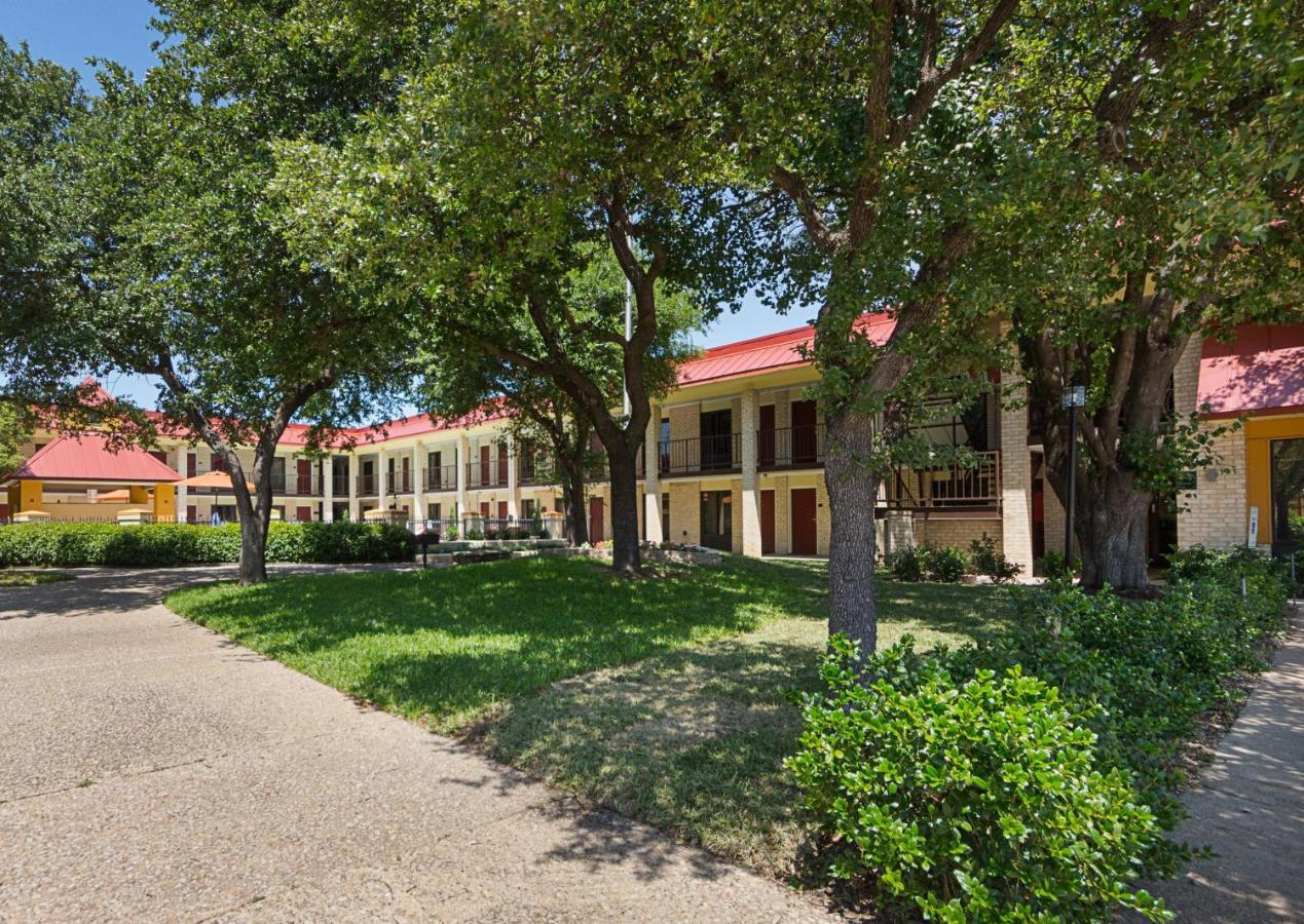 Red Roof Inn Plus+ Dallas - Addison Εξωτερικό φωτογραφία