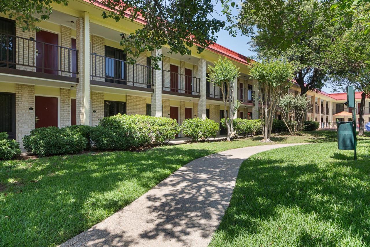 Red Roof Inn Plus+ Dallas - Addison Εξωτερικό φωτογραφία